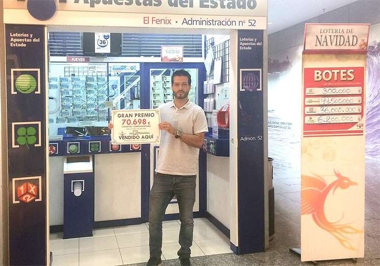 Imagen de la Administración de Loterías El Fénix con el cartel del premio (Foto TA)